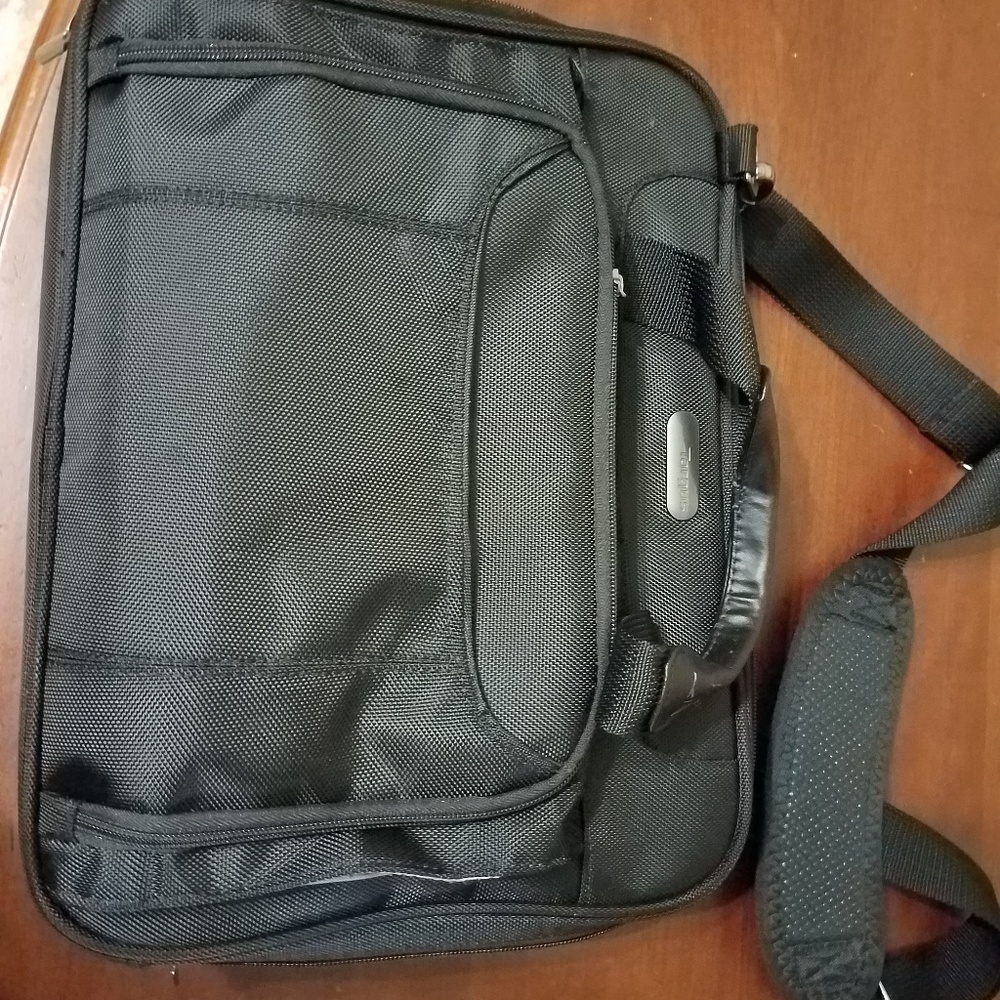 Targus 17in laptop carry case with shoulder st